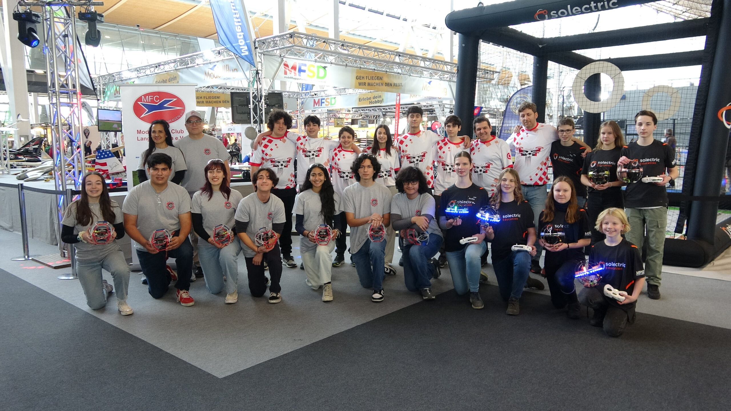 Erster internationaler Wettbewerb im Drone-Soccer in Hannover
